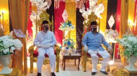 Pasangan Mursini - Indra Putra saat menjalani proses pendaftaran di KPU Kuansing ( Foto Isitmewa) 
