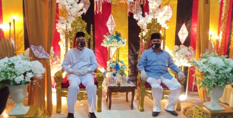 Pasangan Mursini - Indra Putra saat menjalani proses pendaftaran di KPU Kuansing ( Foto Isitmewa) 