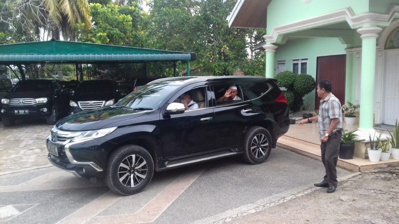 Balon bupati H.Mursini berangkat ke Pekanbaru untuk menjalani pemeriksaan kesehatan (Foto KuansingKita) 