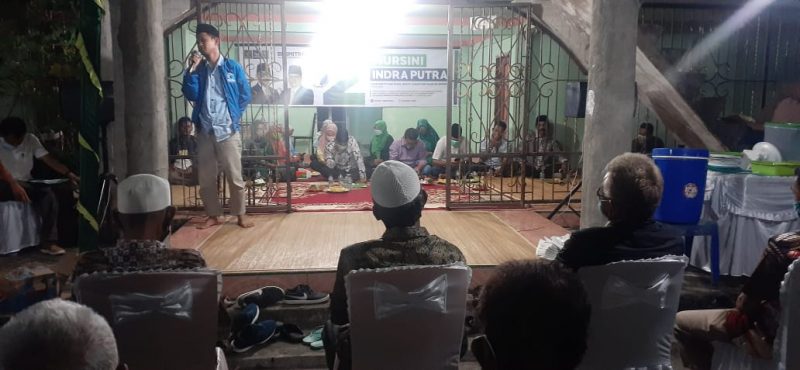 Tokoh Muda Koto Taluk, Wahyu Diputra mnyampaikan pidato politik dalam pertemuan dialogis di Desa Koto Taluk Minggu malam (Foto KuansingKita) 