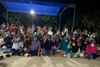 H.Mursini _ Indra Putra didampingi Ketua DPC PPP Kuansing, Sardiyono berpose dengan pendukung di Desa Kampung Baru, Gunung Toar (Foto KuansingKita)