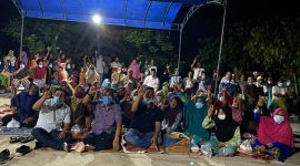 H.Mursini _ Indra Putra didampingi Ketua DPC PPP Kuansing, Sardiyono berpose dengan pendukung di Desa Kampung Baru, Gunung Toar (Foto KuansingKita)