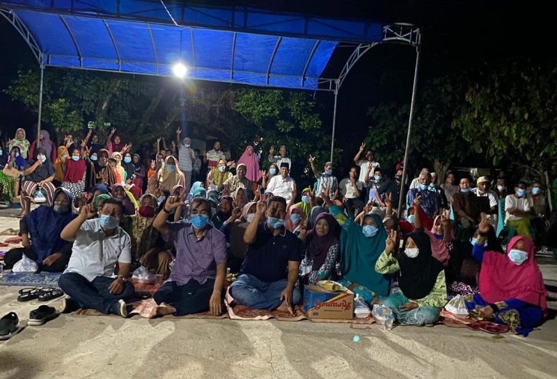 H.Mursini _ Indra Putra didampingi Ketua DPC PPP Kuansing, Sardiyono berpose dengan pendukung di Desa Kampung Baru, Gunung Toar (Foto KuansingKita)