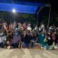 H.Mursini _ Indra Putra didampingi Ketua DPC PPP Kuansing, Sardiyono berpose dengan pendukung di Desa Kampung Baru, Gunung Toar (Foto KuansingKita)
