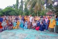 Ketua Tim Pemenangan ASA H.Sukarmis bersama emak-emak Kecamatan Benai (Foto dok ASA)