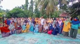 Ketua Tim Pemenangan ASA H.Sukarmis bersama emak-emak Kecamatan Benai (Foto dok ASA)