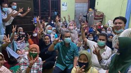 Calon bupati nomor urut 2, H.Mursini di tengah massa pendukung (Foto dok Bermitra)