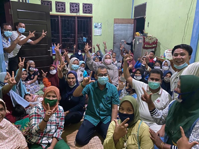 Calon bupati nomor urut 2, H.Mursini di tengah massa pendukung (Foto dok Bermitra)