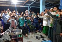 H. Mursini - Indra Putra serta orator handal Bermitra Musliadi berpose bersama pendukung Bermitra di Singingi Hilir (Foto dok Bermitra)