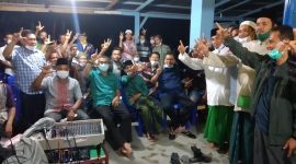 H. Mursini - Indra Putra serta orator handal Bermitra Musliadi berpose bersama pendukung Bermitra di Singingi Hilir (Foto dok Bermitra)