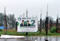 Dari tiga baliho yang dipajang dua baliho tumbang diterpa angin kencang, hanya balho H.Mursini - Indrav Putra yang berdiri kokoh (Foto Kuansing Kita)