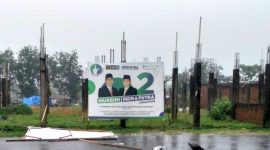 Dari tiga baliho yang dipajang dua baliho tumbang diterpa angin kencang, hanya balho H.Mursini - Indrav Putra yang berdiri kokoh (Foto Kuansing Kita)