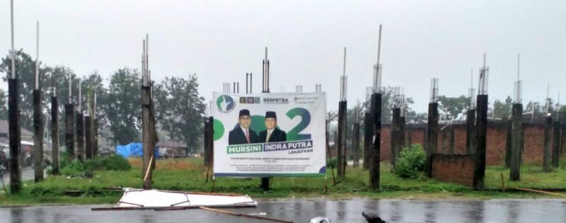 Dari tiga baliho yang dipajang dua baliho tumbang diterpa angin kencang, hanya balho H.Mursini - Indrav Putra yang berdiri kokoh (Foto Kuansing Kita)