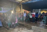 Indra Putra berpose bersama pendukung Desa Sangau Foto KuansingKita)