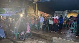 Indra Putra berpose bersama pendukung Desa Sangau Foto KuansingKita)