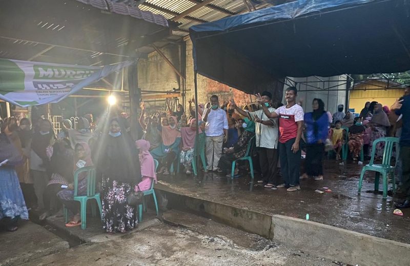 Indra Putra berpose bersama pendukung Desa Sangau Foto KuansingKita)