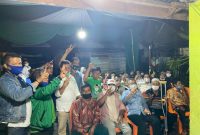 Pasangan Bermitra berpose bersama pendukung Bukit Pedusunan (Foto KuansingKita)