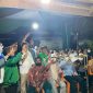 Pasangan Bermitra berpose bersama pendukung Bukit Pedusunan (Foto KuansingKita)