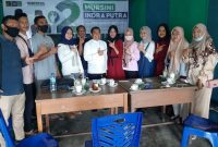 Kelompok milenial pendukung H. Mursini - Indra Putra berpose bersama orator handal Musliadi (Foto Istimewa)