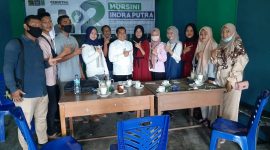 Kelompok milenial pendukung H. Mursini - Indra Putra berpose bersama orator handal Musliadi (Foto Istimewa)