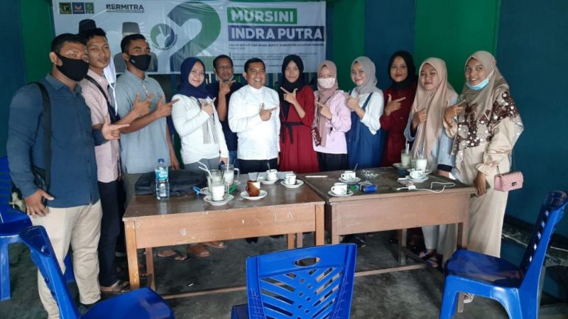 Kelompok milenial pendukung H. Mursini - Indra Putra berpose bersama orator handal Musliadi (Foto Istimewa)
