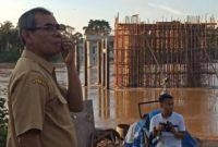 Sebeklum mengambil cuti kampanye, H. Mursimi sebagai Bupati Kuantan Singingi meninjau pembangunan jembatan Gunung Toar (Foto Istimewa)