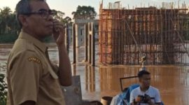 Sebeklum mengambil cuti kampanye, H. Mursimi sebagai Bupati Kuantan Singingi meninjau pembangunan jembatan Gunung Toar (Foto Istimewa)