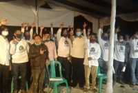 Calon wakil bupati Indra POutra berpose bersama pendukung di Desa Koto Sentajo (Foto KuansingKita)