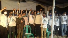 Calon wakil bupati Indra POutra berpose bersama pendukung di Desa Koto Sentajo (Foto KuansingKita)