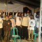 Calon wakil bupati Indra POutra berpose bersama pendukung di Desa Koto Sentajo (Foto KuansingKita)
