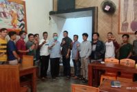 Kelompok milenial Kopah berpose bersama calon bupati H. Mursini dan Tim Bermitra Foto KuansingKita)