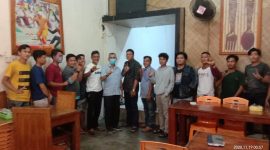 Kelompok milenial Kopah berpose bersama calon bupati H. Mursini dan Tim Bermitra Foto KuansingKita)