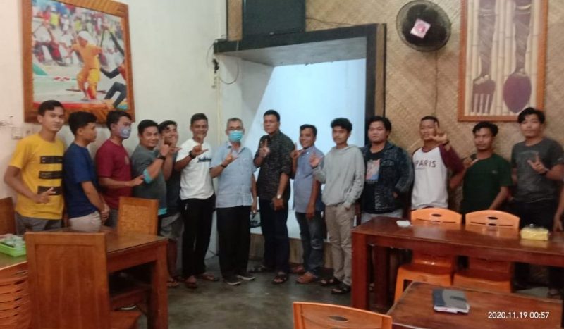 Kelompok milenial Kopah berpose bersama calon bupati H. Mursini dan Tim Bermitra Foto KuansingKita)