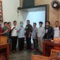 Kelompok milenial Kopah berpose bersama calon bupati H. Mursini dan Tim Bermitra Foto KuansingKita)