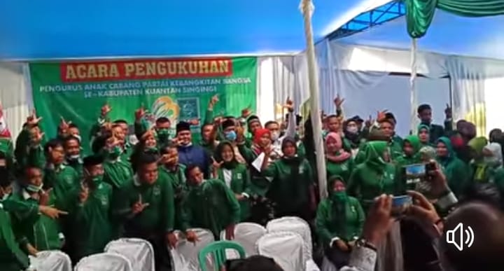 Pengurus PKB Kuansing berpose bersama H. Mursini _ Indra Putra dalam acara pengukuhan PAC PKB se Kuansing (Foto KuansingKita)