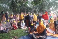 Calon bupati Andi Putra bersama mak-mak (foto Istimewa)