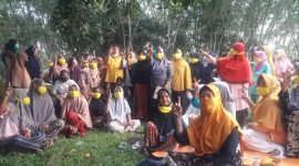 Calon bupati Andi Putra bersama mak-mak (foto Istimewa)