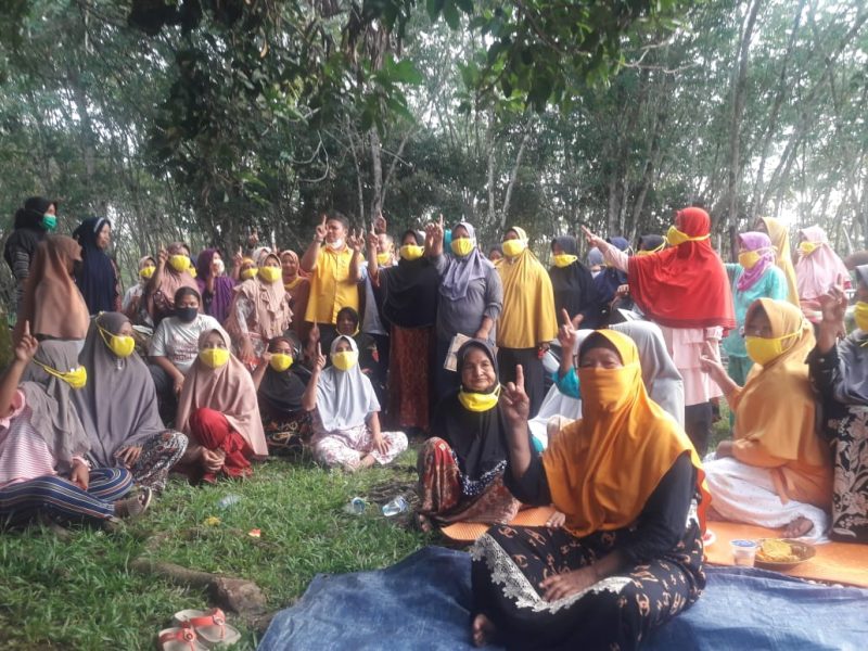 Calon bupati Andi Putra bersama mak-mak (foto Istimewa)