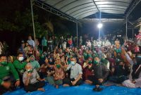 Usai acara masyarakat berfoto bersama Calon Bupati H. Mursini dan orator Bermitra Foto KuansingKita)