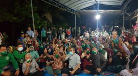 Usai acara masyarakat berfoto bersama Calon Bupati H. Mursini dan orator Bermitra Foto KuansingKita)