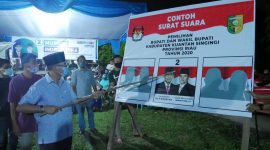 Calon bupati H. Mursini di Desa Seberang Taluk Foto KuansingKita)