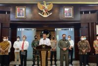 Wamenkum HAM, Edward Omar Sharif Hiariej (tengah) saat memberikan konferensi pers pelarangan organisasi FPI, Jakarta, Rabu, 30 Desember 2020 /Tangkapan layar YouTube @Kemenko Polhukam RI