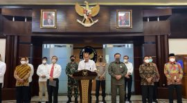 Wamenkum HAM, Edward Omar Sharif Hiariej (tengah) saat memberikan konferensi pers pelarangan organisasi FPI, Jakarta, Rabu, 30 Desember 2020 /Tangkapan layar YouTube @Kemenko Polhukam RI