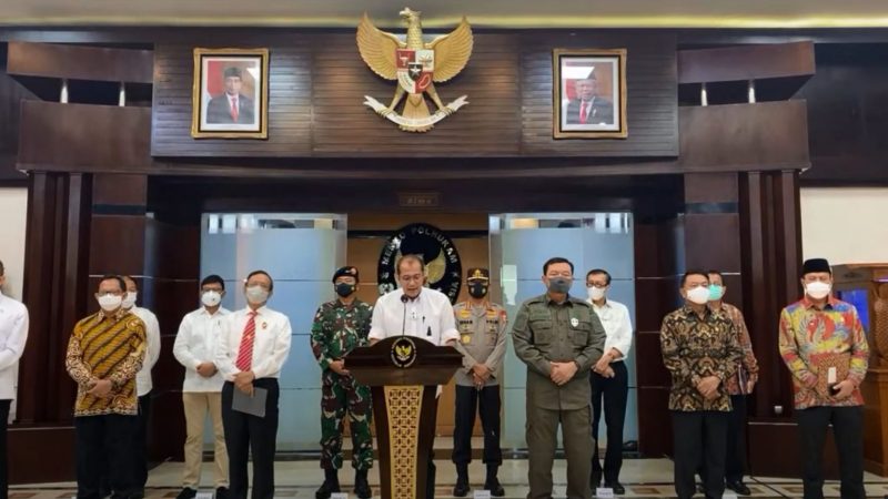 Wamenkum HAM, Edward Omar Sharif Hiariej (tengah) saat memberikan konferensi pers pelarangan organisasi FPI, Jakarta, Rabu, 30 Desember 2020 /Tangkapan layar YouTube @Kemenko Polhukam RI