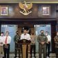 Wamenkum HAM, Edward Omar Sharif Hiariej (tengah) saat memberikan konferensi pers pelarangan organisasi FPI, Jakarta, Rabu, 30 Desember 2020 /Tangkapan layar YouTube @Kemenko Polhukam RI