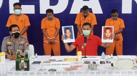 terduga pelaku pelempar molotov (Foto Raja Adil Siregar/Detik.com)