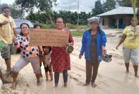 Warga Kebun Nenas kesal kepada pihak perusahaan yang angkutannya setiap hari merusak jalan mereka Foto dok BJK) 
