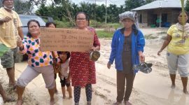 Warga Kebun Nenas kesal kepada pihak perusahaan yang angkutannya setiap hari merusak jalan mereka Foto dok BJK) 