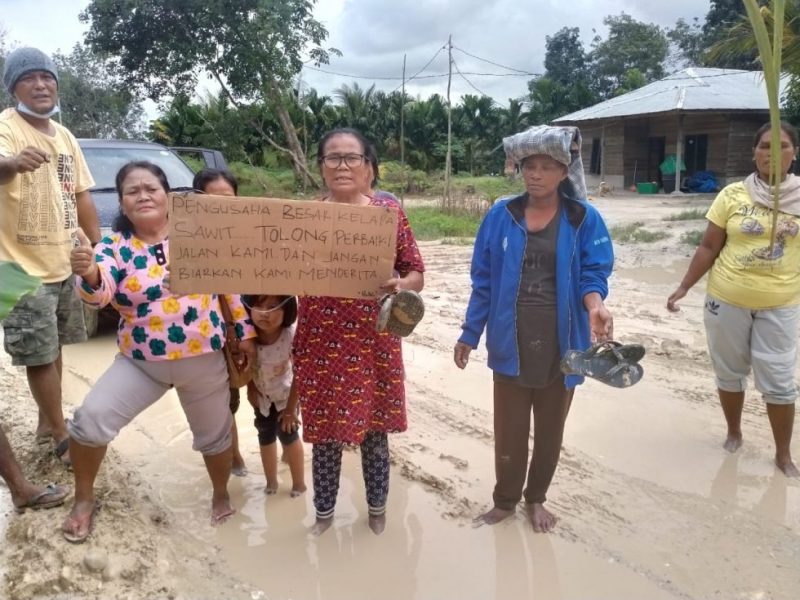 Warga Kebun Nenas kesal kepada pihak perusahaan yang angkutannya setiap hari merusak jalan mereka Foto dok BJK) 