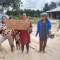 Warga Kebun Nenas kesal kepada pihak perusahaan yang angkutannya setiap hari merusak jalan mereka Foto dok BJK) 